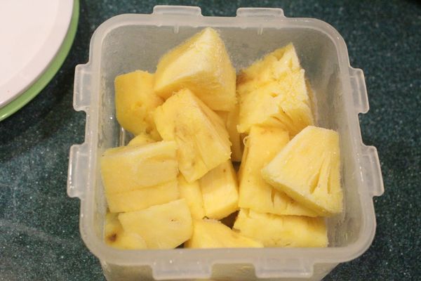 將鳳梨切塊，放入冷凍櫃凍成鳳梨冰塊。這次切的太大，在果汁機裡不好打，將鳳梨切小塊一點會比較順利。