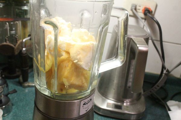 將鳳梨冰塊放入果汁機，加上清爽風味的冰淇淋。這次用的是優格冰淇淋，用香草冰淇淋也是不錯。