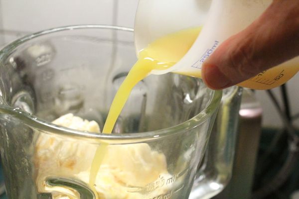 倒入一些鳳梨汁或柳橙汁。