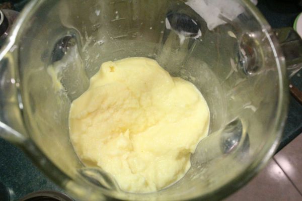 開啟果汁機，打成冰泥。