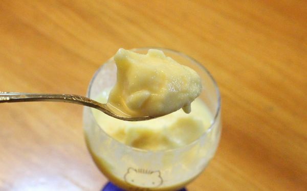 口感細緻跟冰淇淋完全一樣，不會有沙沙感覺，鳳梨味道濃郁，好吃。