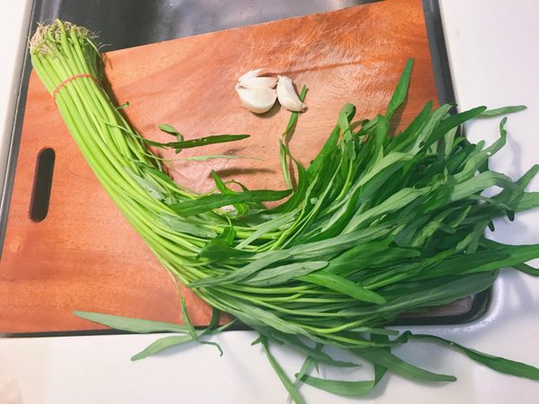 準備1把空心菜，3-4顆蒜頭，少許葵花油（沙拉油/橄欖油亦可），1匙康寶鮮味炒手-原味（若用鹽巴就是少許即可）。