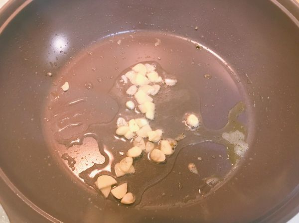 倒入少許的油，開火熱油，加入已切好的蒜頭煸炒一下。