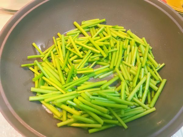 再放入空心菜的莖，炒到有點軟。