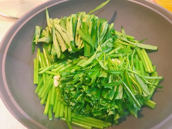 再將空心菜葉放入鍋內翻炒。