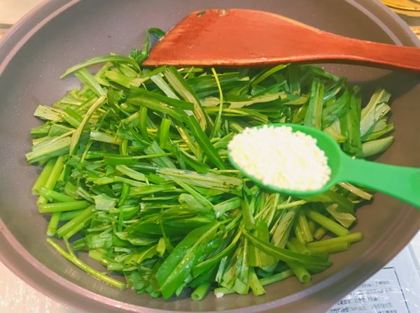 加入一匙炒手。
（若加鹽巴大概1/4匙就可以了）