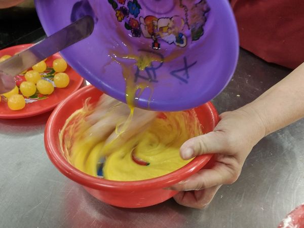 分次加入蛋液拌勻(蛋液不一定要全部用完)，勿打太稀，以免後續加入麵粉時不易結團。