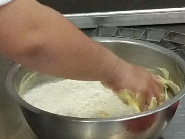 倒入奶粉、低筋麵粉(先過篩)拌勻。