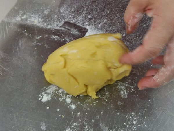 拌勻至無粉狀即可，以保持酥鬆的口感，勿用力搓揉以免出筋變硬。