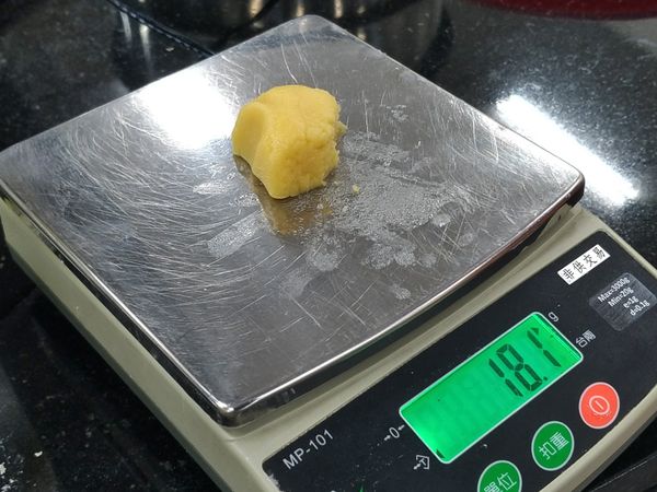 將麵團分割成18份，每份18g 。