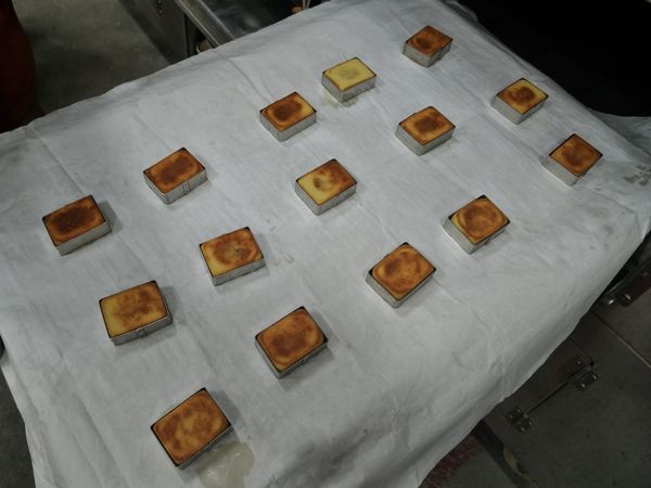 翻面至另一個舖好烘焙紙的烤盤，上火不變，下火改120度，再烤10分鐘。