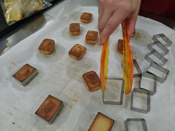 放涼後，用成品夾夾住模具脫模。