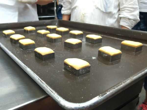 鳳梨穌表皮已烤至膨脹。