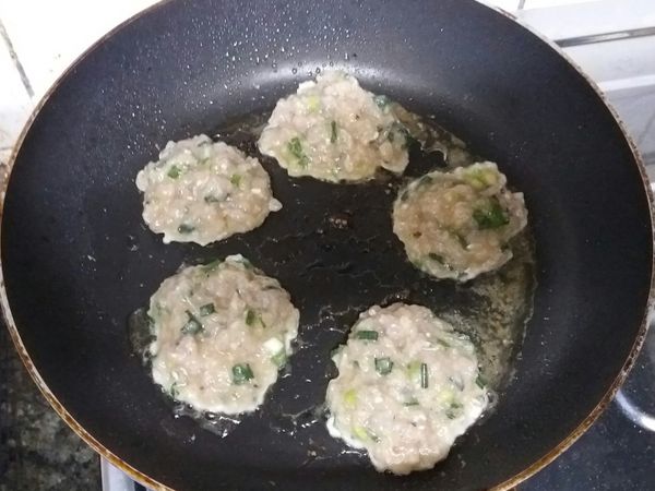 鍋內下油油熱，用湯匙將魚肉蛋漿逐一放入鑊中煎，用鑊鏟略壓平魚肉成魚肉餅。