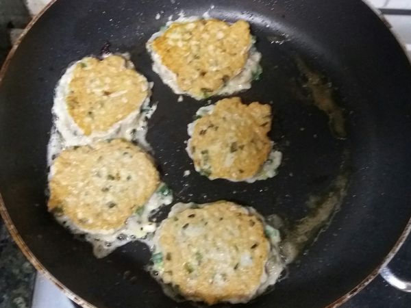 當兩面魚肉餅煎至金黃色，即成。