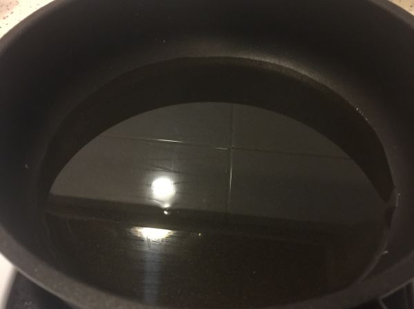 先熱油鍋 ～ 同時去準備手邊材料