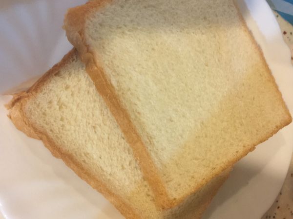 準備吐司、切邊