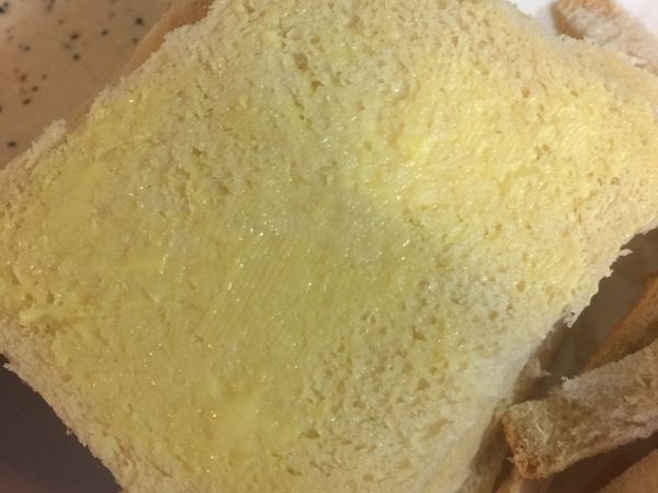 塗上自己喜歡的料～ 奶油、巧克力醬 等等的


我是塗上奶油～