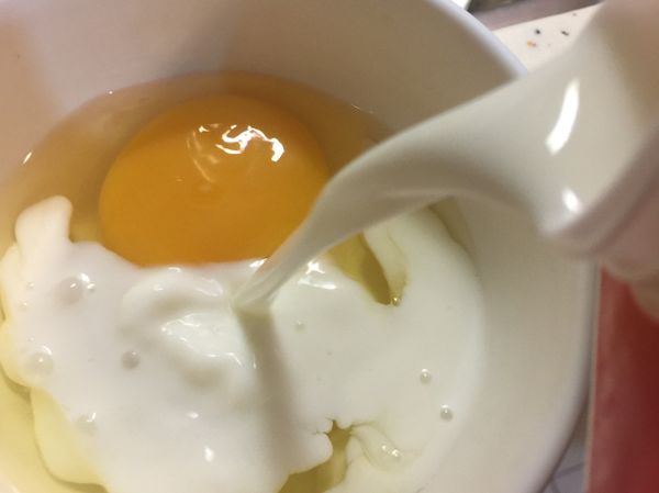 打一顆雞蛋 再將牛奶倒入攪拌 （圖中半碗左右 ）