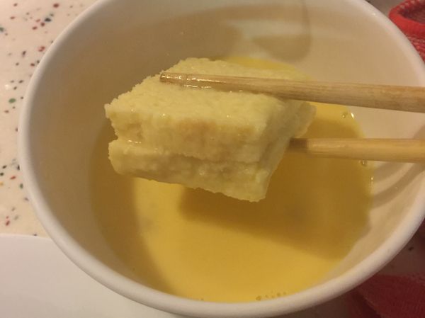 將吐司切成小方塊狀 

沾取剛剛的牛奶蛋汁 
（稍微浸一下讓吐司吸收）