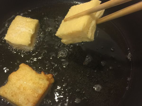 這時旁邊的油鍋 已經熱了

將小方塊吐司放置油炸