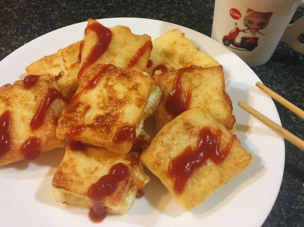 吐司炸得金黃 就可以夾出來稍微瀝一下油

就完成啦～～～～ 

也可以淋上自己喜歡的醬唷～ 
（我淋了番茄醬🍅）