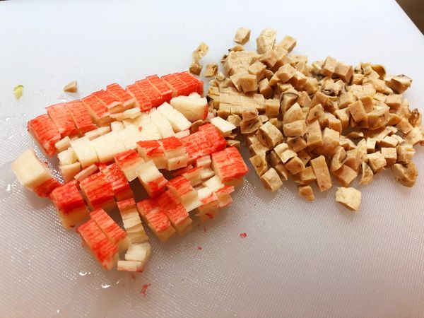 把配料切碎，蟹柳用廚房紙吸乾水