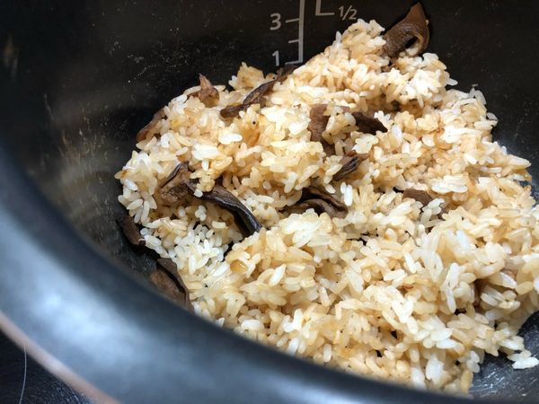 牛肝菌洗淨浸軟後，揸乾水份後，放入飯煲與白米同煮。煮熟後放涼並扒鬆待用！