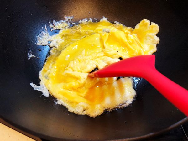 炒散蛋花後，落牛肝菌米飯炒鬆