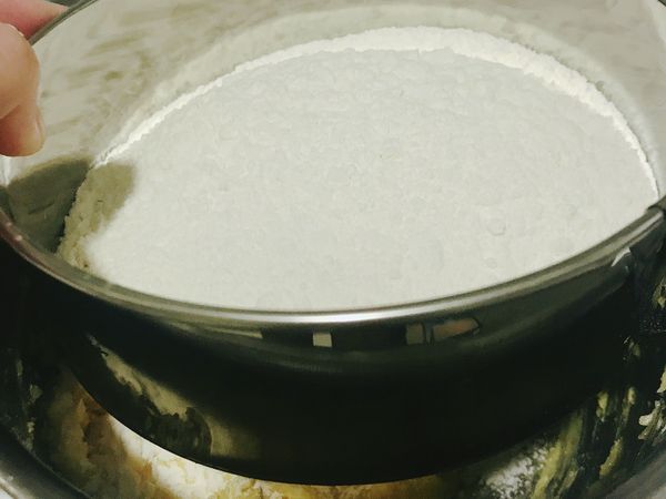 加入「過篩的中筋麵粉」
‼️此步驟先不用攪拌喔