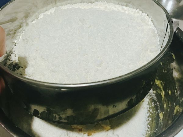 加入「過篩的低筋麵粉」，並攪拌均勻