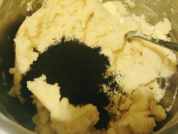 加入「紅茶茶葉」，並攪拌均勻