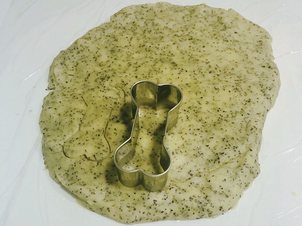 使用模具，印出想要的形狀
‼️若使用模具，不要把麵糰壓得過扁，以免壓出來的形狀容易變形、斷掉
‼️若不使用模具，可直接將麵糰揉成長條狀（見下個步驟的圖）