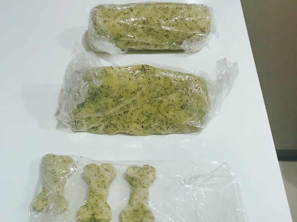 將麵糰們用保鮮膜包起來，冰入冷凍庫1小時