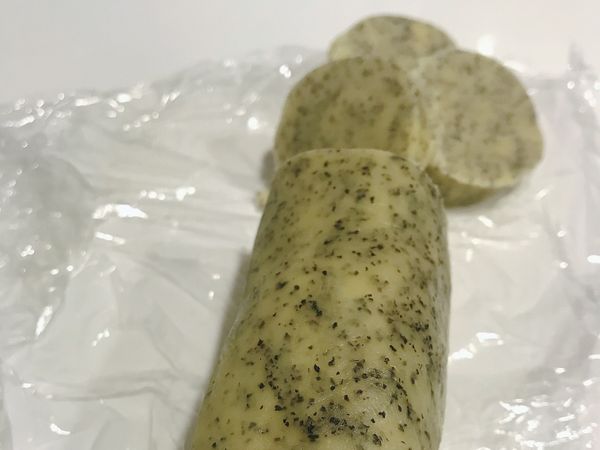 從冷凍庫取出麵糰，切塊（厚度可依照個人喜好，但避免過厚，會受熱不均；避免過薄，餅乾會易碎）