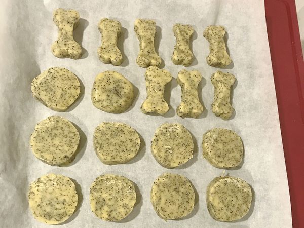 將切好的餅乾放上烤盤，放入烤箱烤25分鐘（上火220度，下火150度）