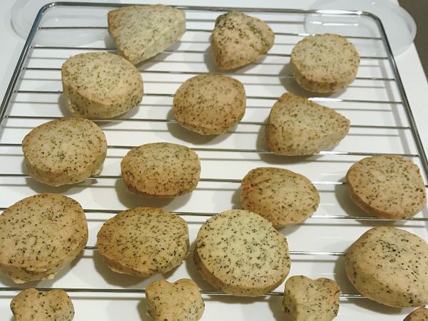 烤完後，將餅乾們從烤箱取出，放涼（喜歡吃熱的朋友可略過此步驟）