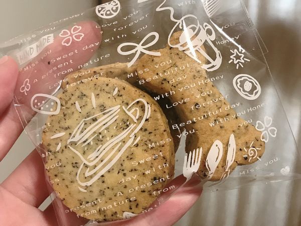 餅乾放涼後，可裝入小包裝袋，送給朋友品嚐，心意滿滿💕也可以當作下午茶小點心🍵