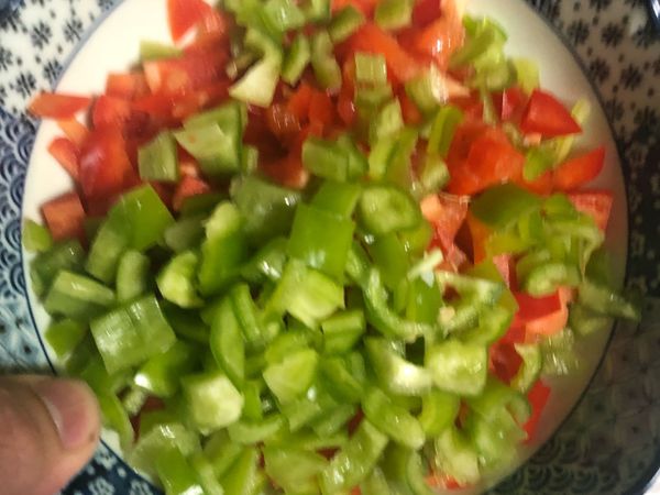 洋蔥、甜椒切丁備用