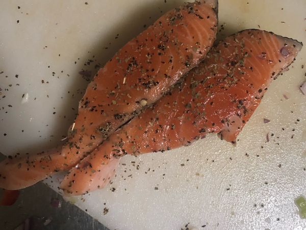 鮭魚抹上鹽巴 胡椒 羅勒葉