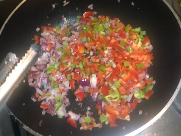 紫洋蔥 甜椒 玉米 以橄欖油下鍋拌炒
起鍋前用切絲板切入少許檸檬皮增加香氣
胡椒、鹽巴調味 最後用檸檬汁增加風味