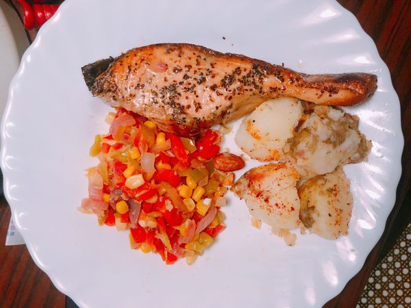 擺盤 魚擠上檸檬汁