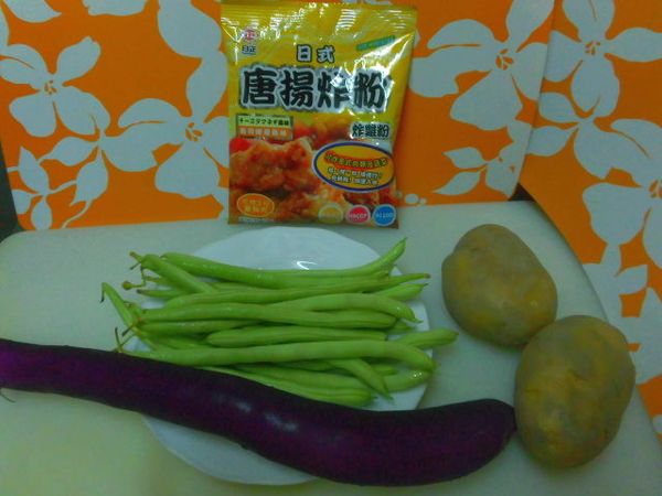 首先先準備所有食材~
起司洋蔥唐揚炸粉一包/ 茄子2根/馬鈴薯二顆/ 地瓜二條/ 四季豆少許~