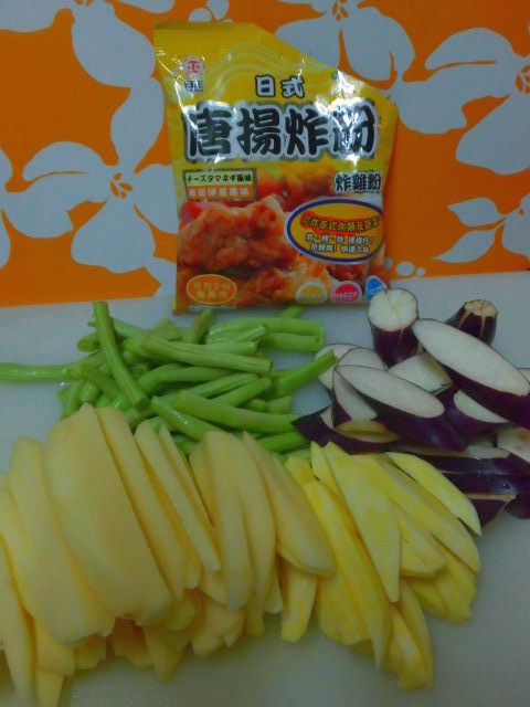 來作個蔬菜拼盤~
所有食材洗淨切成條狀~