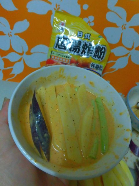 首先用日正起司洋蔥唐揚炸粉調勻製成蔬菜粉漿~

每種蔬菜裹上起司洋蔥味的麵衣,即可以下鍋油炸了~