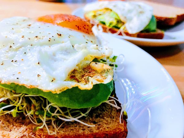 - 蛋可以使用水煮蛋，在切片。
- 或是荷包蛋，煎的同時可以放入一點黑胡椒和鹽巴提味。
- 吐司烤完後將材料堆疊上去，非常簡單營養。飽足感十足。