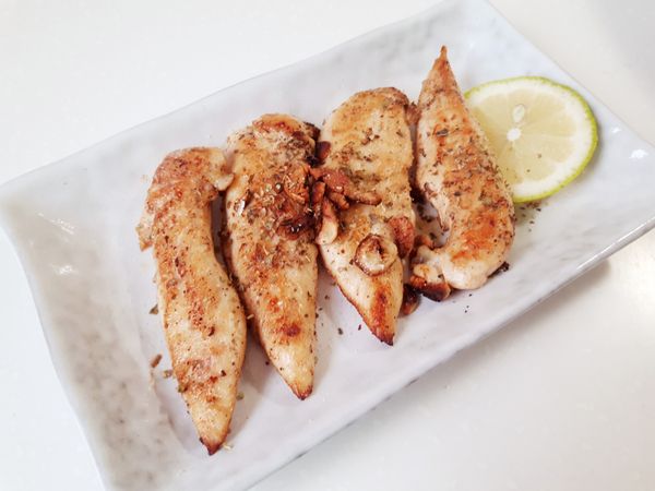 煎至雞柳金黃後即可起鍋乘盤。
檸檬切片，待食用前，再擠入幾滴檸檬汁即可享用。