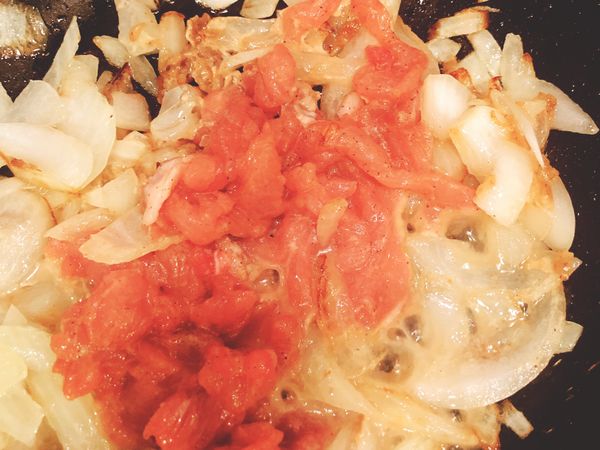 洋蔥好了以後 中間挖個洞 放入一點水 大概2湯匙 豬肉絲下太白粉抓勻 再倒入鍋中間和洋蔥拌勻 加入糖拌勻這個時候試吃看看 如果味道不夠再加入醬油和黑胡椒