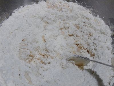 酵母用溫水拌勻，起泡泡後加入麵粉中