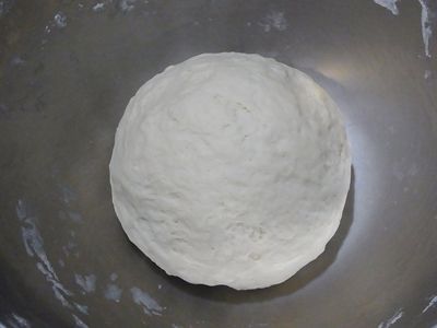 揉至三光(手光、盆光、麵團表面光滑)~我偷懶表面尚未很光滑:P